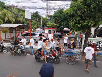 kadin-berbagi-takjil-di-bulan-puasa-di-pusat-alun-alun-kabupaten-probolinggo