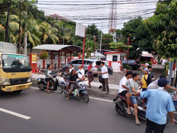 kadin-berbagi-takjil-di-bulan-puasa-di-pusat-alun-alun-kabupaten-probolinggo