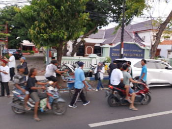 kadin-berbagi-takjil-di-bulan-puasa-di-pusat-alun-alun-kabupaten-probolinggo