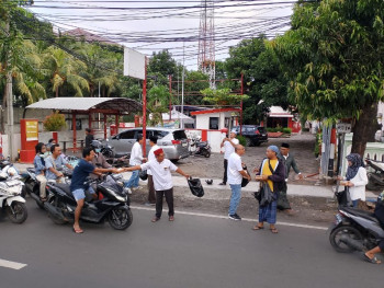 kadin-berbagi-takjil-di-bulan-puasa-di-pusat-alun-alun-kabupaten-probolinggo