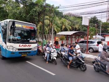 KADIN Berbagi Takjil Di Bulan Puasa Di Pusat Alun Alun Kabupaten Probolinggo