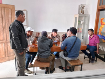 pembagian-thr-kadin-kepada-insan-media-dan-lsm-probolinggo